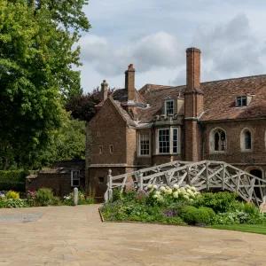 The exterior of Queens' College with the mathematical bridge in the foreground.
